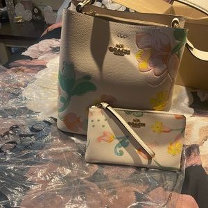 I am selling a Coach purse & matching wallet.